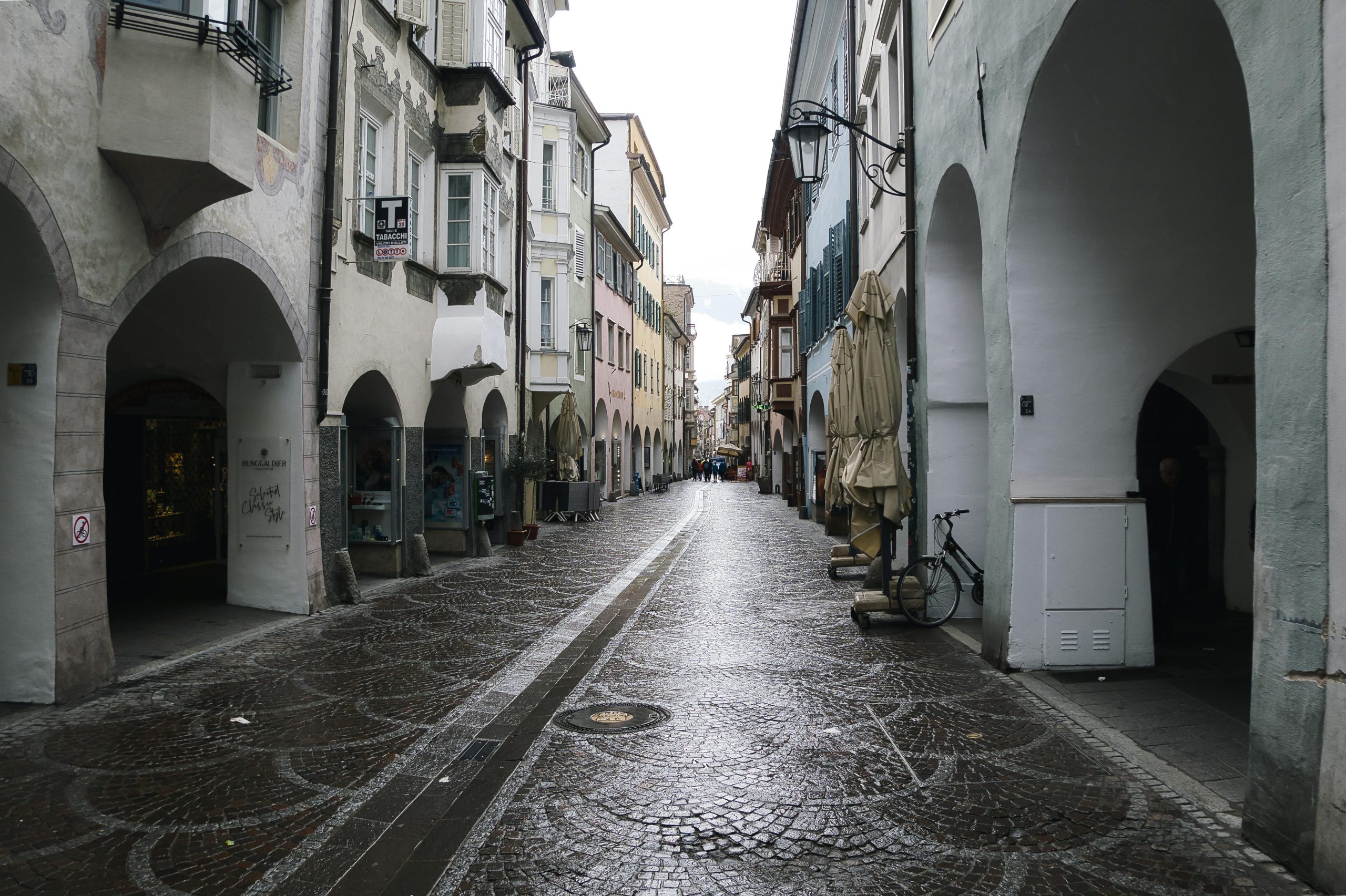 騎樓該誰管?擺東西害人跌倒誰負責?