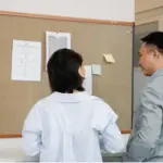 住戶查看公寓大樓公告欄上的社區通知