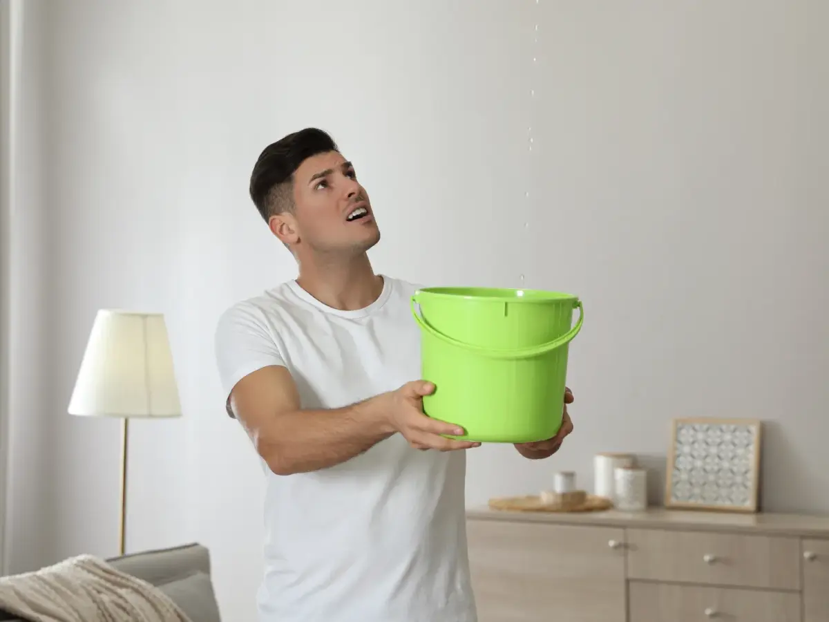 樓上漏水不修造成天花板滲水與房屋裝潢損害