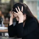 職場性騷擾發生後,員工在辦公室感到焦慮與不安