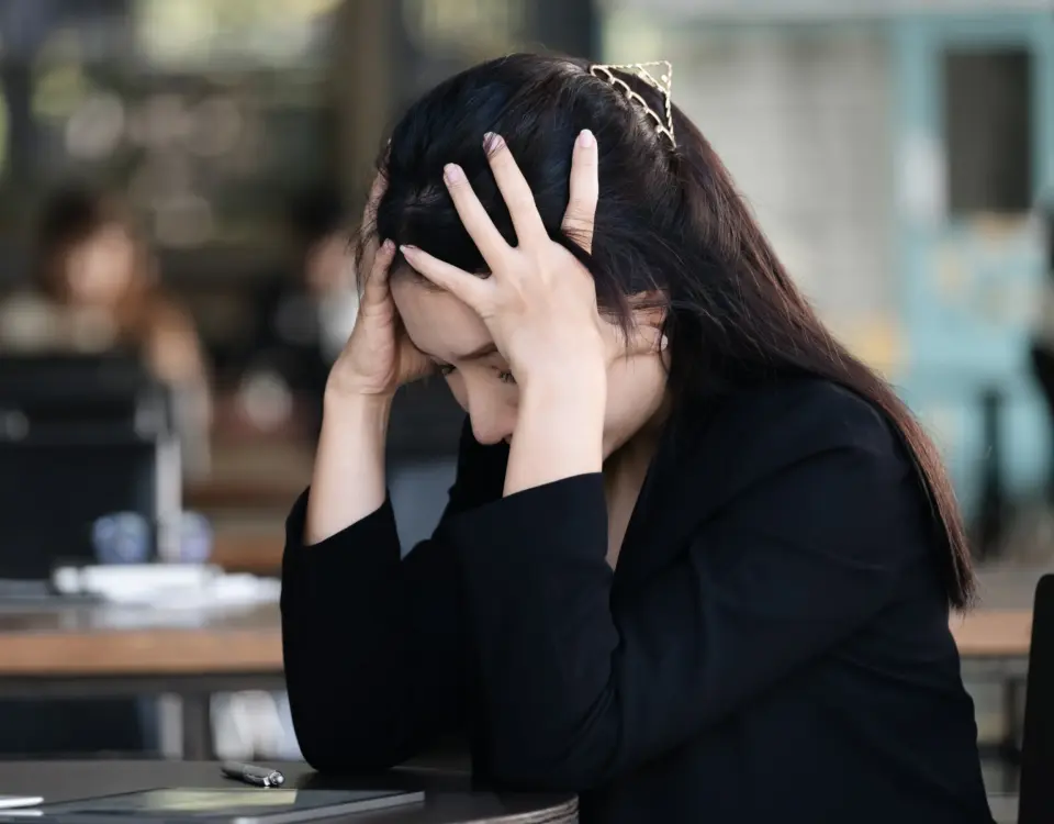職場性騷擾發生後，員工在辦公室感到焦慮與不安