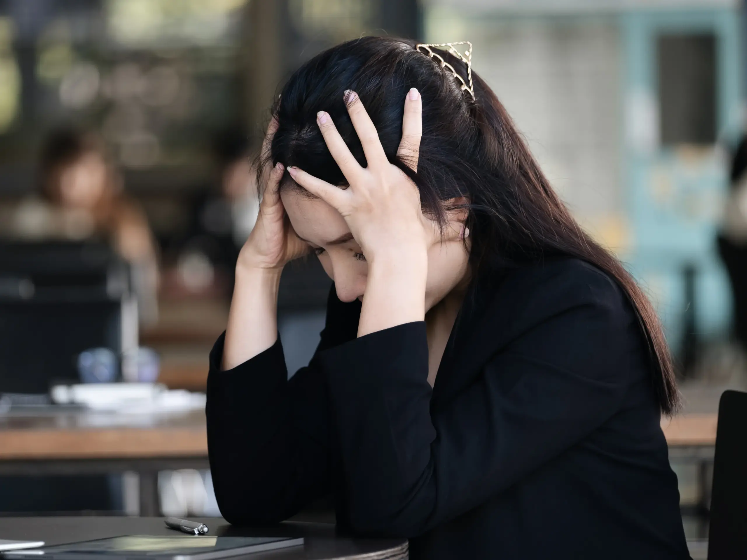 職場性騷擾發生後,員工在辦公室感到焦慮與不安